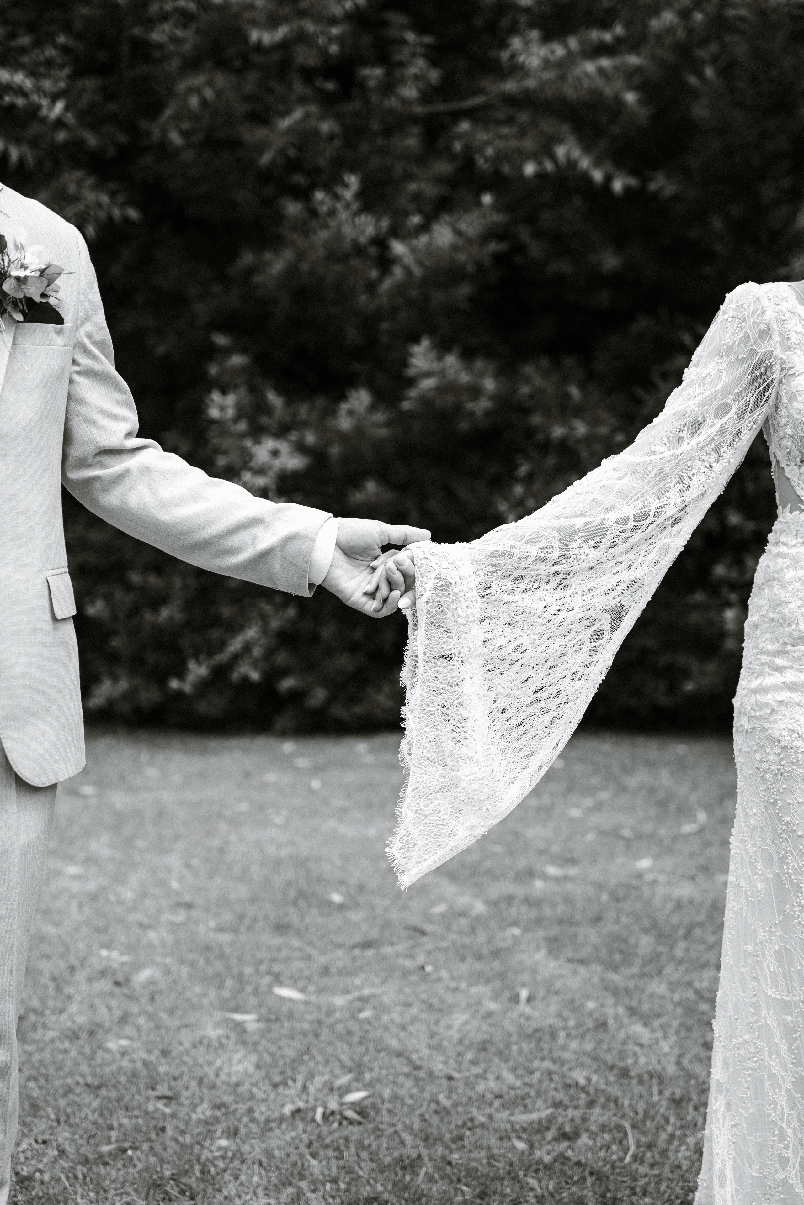 Pareja de novios tomada de la mano en la portada de Marphilms